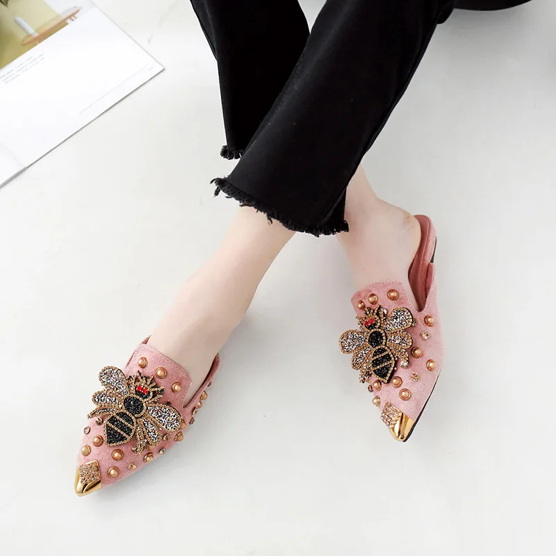 جديد 2021 نعال نسائية مسطحة مدببة بحجر الراين صنادل بدون كعب للشاطئ أحذية نسائية معدنية نحل سويدي للسيدات