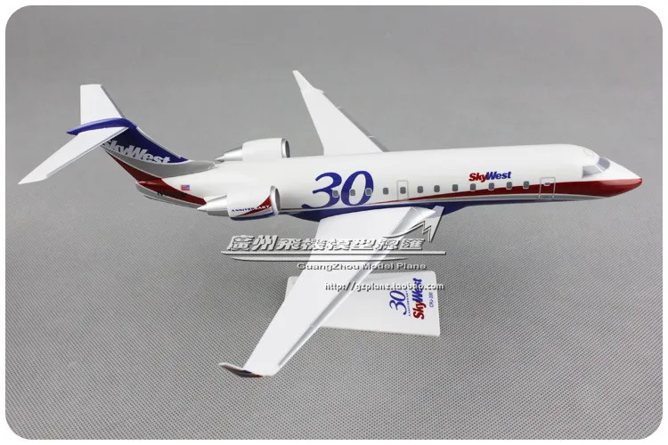 28CM American SkyWest Airlines 30Th CRJ-200 N443SW 1:100 Plastic Assembled Plane Model American Airlines Aircraft Model