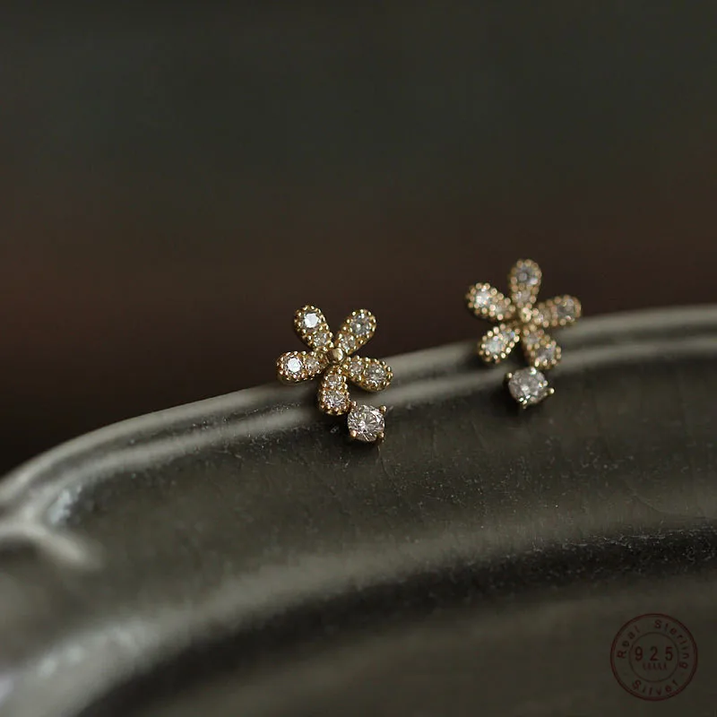 925 Sterling Silver Shiny Crystal Flower Stud Earrings Women Cute Elegant Party Biżuteria ślubna Akcesoria Prezenty dla dziewczyny