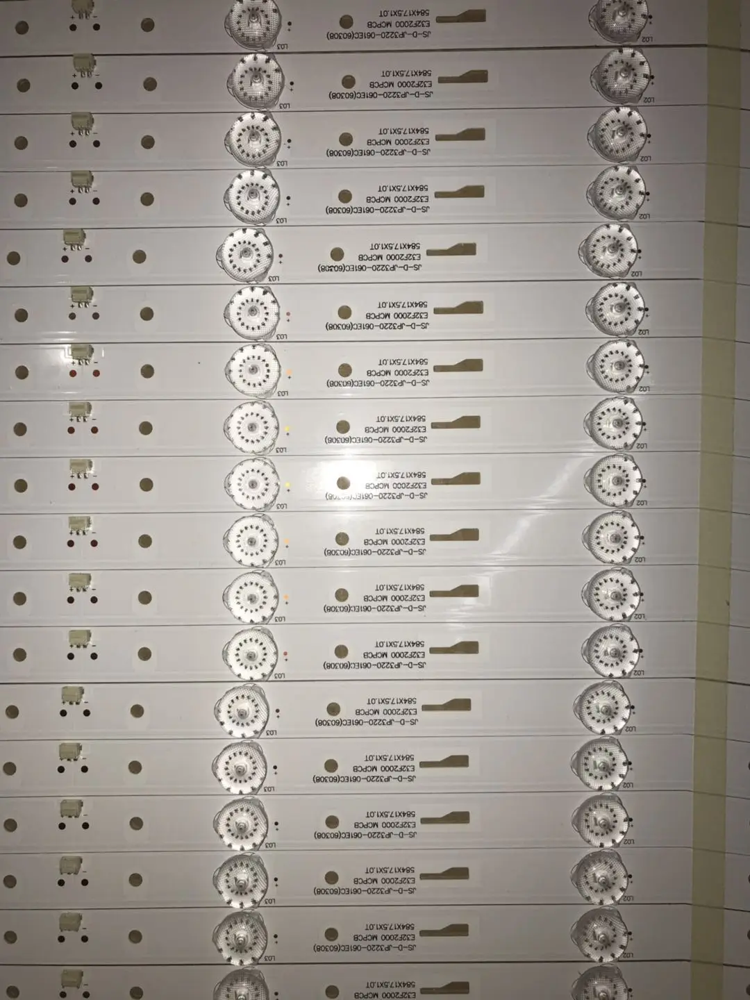 LED 백라이트 스트립 JS-D-JP3220-061EC XS-D-JP3220-061EC E32F2000 MCPCB용 신제품 및 오리지널 품질, 이중 접착제 포함, 20 개