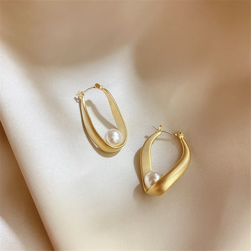 

YANGLIUJIA Metal Irregular Distortion Pearl Earrings Fashion Elegant Wedding Accessories Christmas Gifts Wholesale