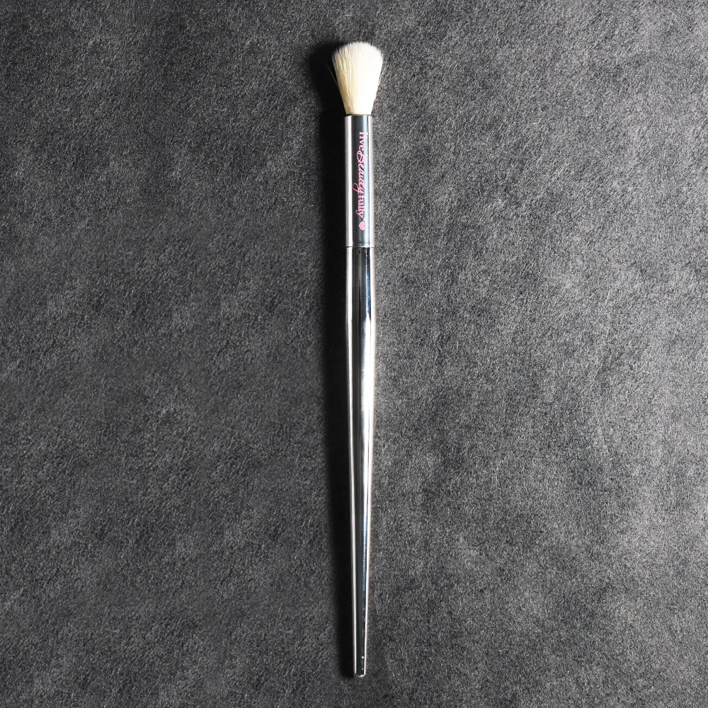 Pinceau professionnel pointu pour flouter le fard à paupières, accessoire de cosmétique et brosse de maquillage avec poignée argentée chromée, pour les yeux,