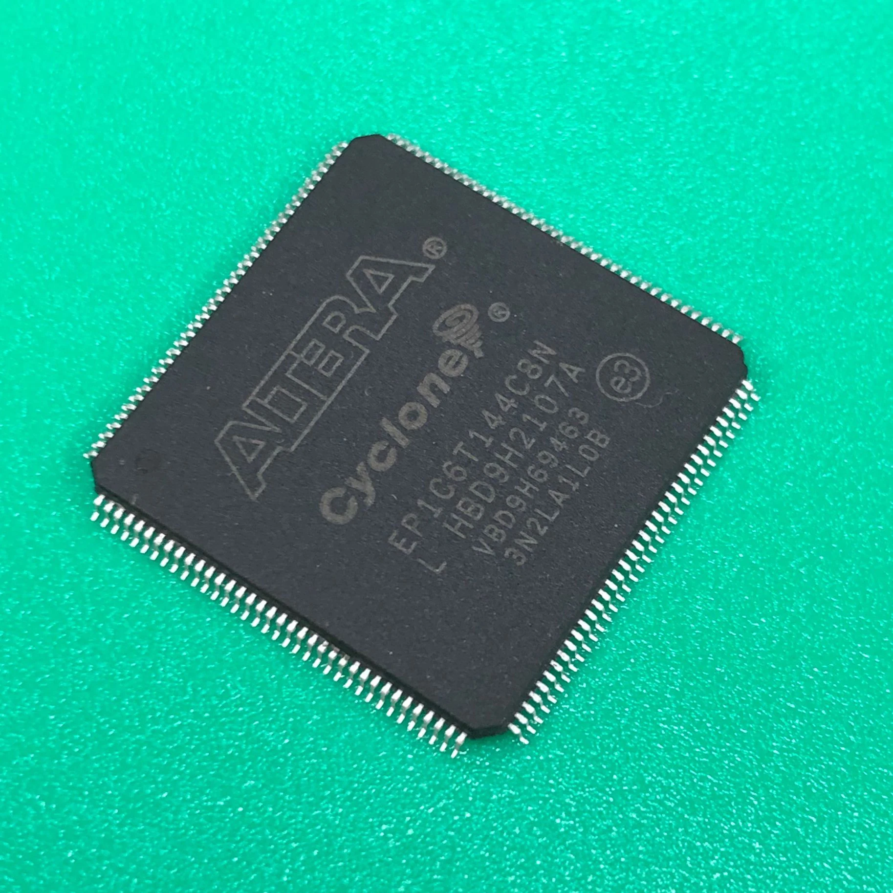 مراجعة وتحليل لمنتج 98 I-O: EP1C6T144C8N FPGA IC