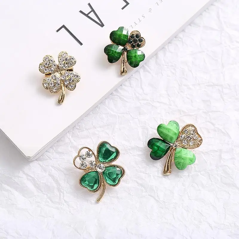 Four-leaf clover badge brooch jewelry simple temperament clover brooch anti-failure badge clothing accessories holiday gift deco