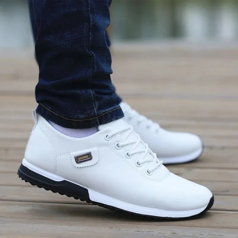 Zapatos elegantes de Pu blancos para hombres, zapatillas de deporte de Pu, antideslizantes, de moda, ocio, talla grande, 2024