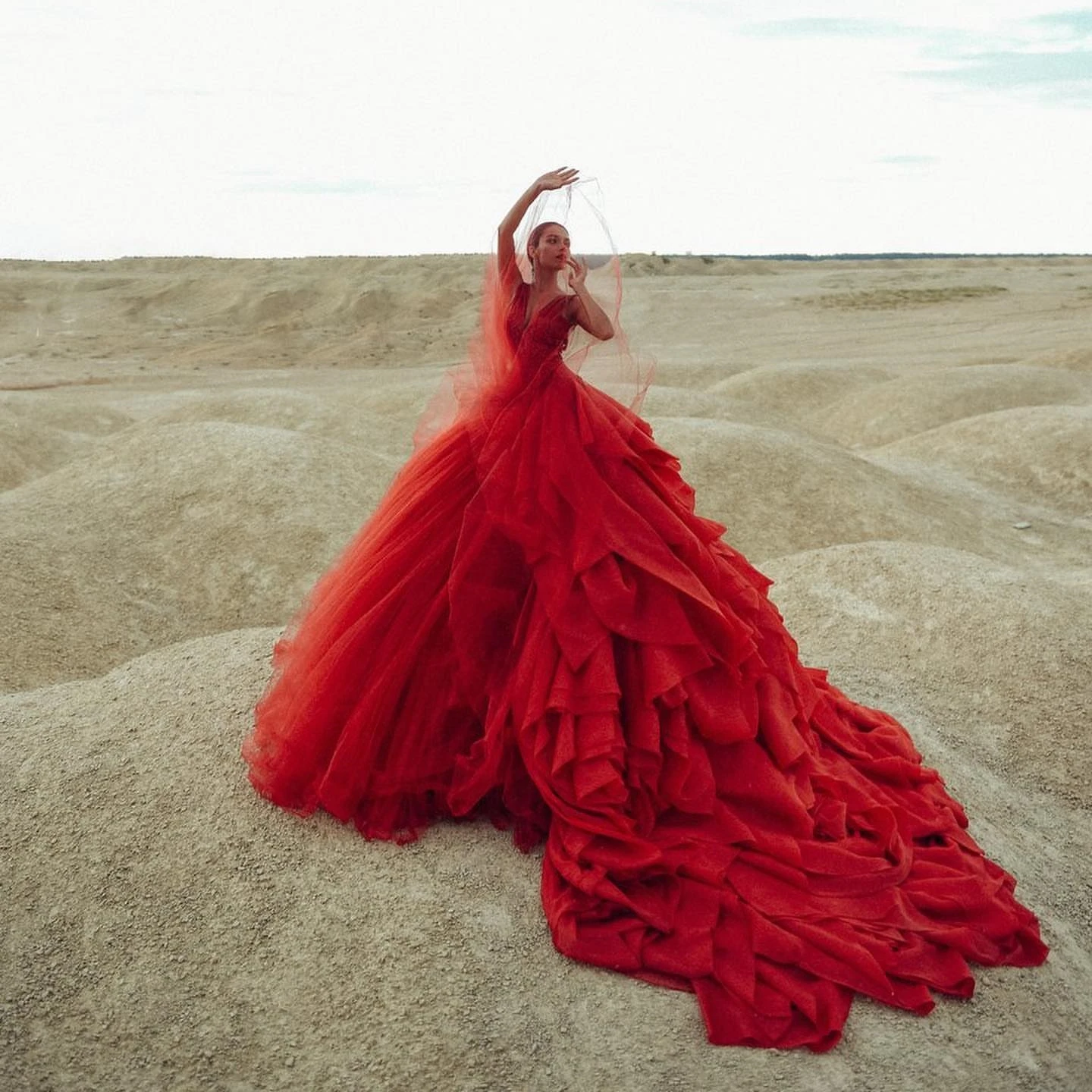 Nova chegada vermelho encantador elegante vestidos de baile longo fofo plissado em camadas tule vestido de baile feminino vestidos de festa à noite feito sob encomenda