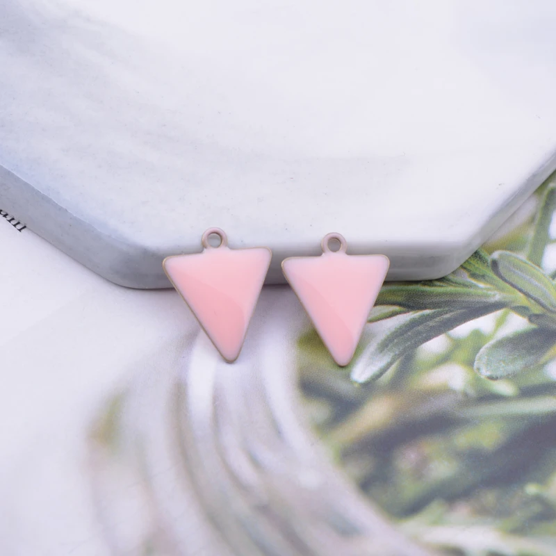 30 Stück 14*12mm Hochwertige Kupfer-Emaille-Dreiecksanhänger Beidseitig Beschichtet für DIY-Schmuckherstellung Armbandherstellung Ohne Verblassen – Detail 3