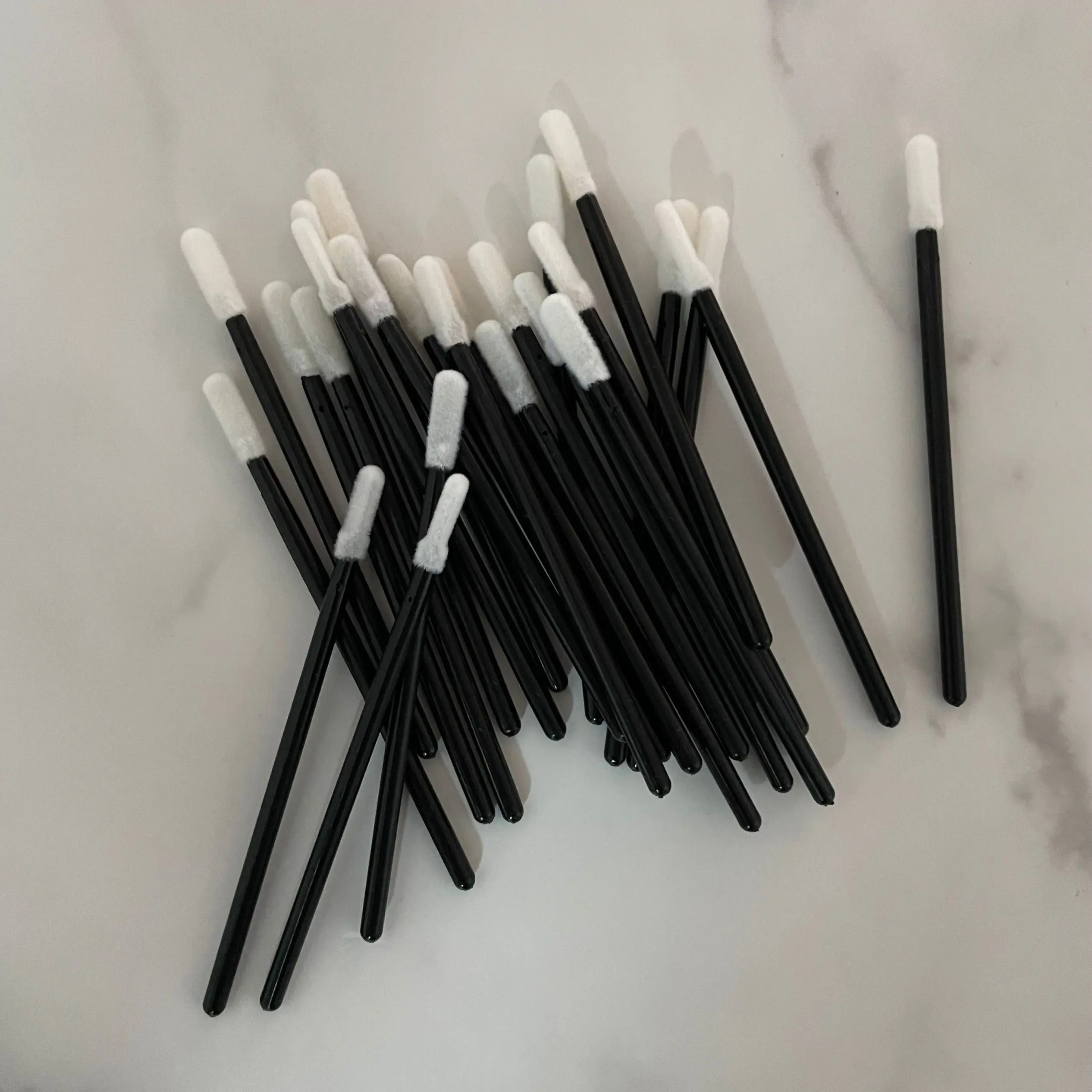 Newest 50pcs Flat Flexible Tips Disposable lip Brush Lipstick Wand Applicator Lip Gloss Lip Liner Lipstick Mascara Makeup Tool