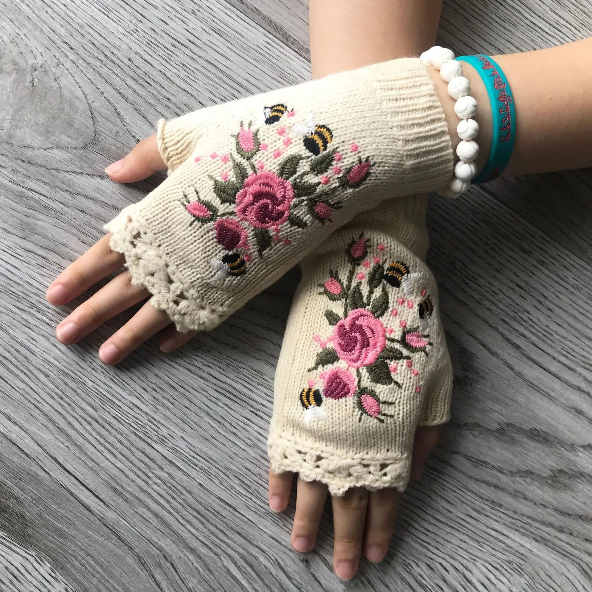 Ins High Quality Mittens Handmade Embroidery Gloves Autumn Winter Bee Floret Women\'s Warm Gloves Wool Knitted Adult Gloves