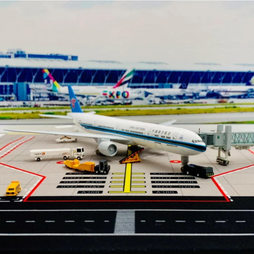 Static aircraft model, Boeing B777, with wheels, 20 cm long, China southern gifts, model aircraft toys, aircraft accessories