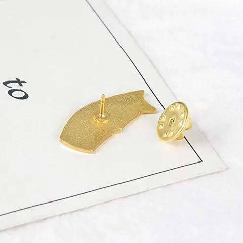 Cartoon Koinobori Bandiera di Pesce Carpa Spille Koi Giapponese Morbido Smalto Spille Distintivi del Sacchetto per Gli Uomini Donne Denim Giubbotti Spille Gioielli