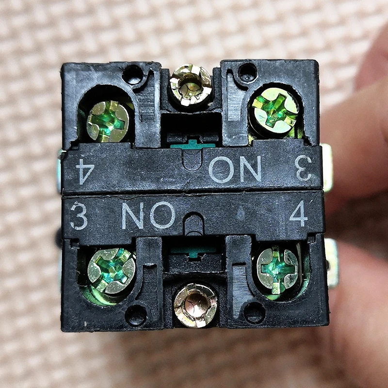 ZB2-BE101C مفتاح مقبض 22 مللي متر الإغلاق 2 لا 3 الوظيفة الروتاري محدد مفاتيح 240V