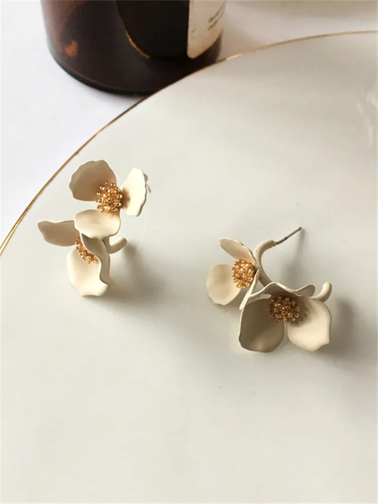 Kshmir New style white flower earring temperament female camellia ear nail girl ear act the role ofing 2021