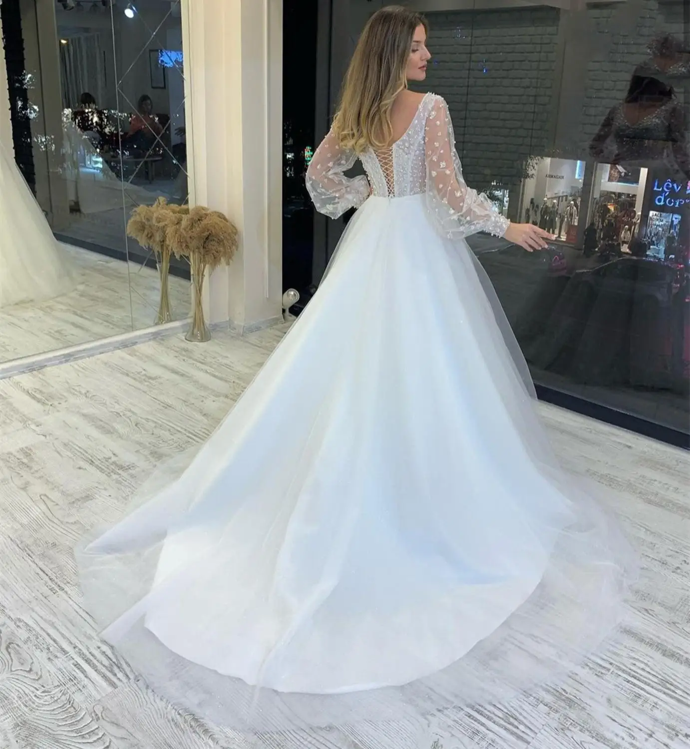 Vestido de novia de manga larga con cuello en V, tul, Organza, longitud hasta el suelo, tren de barrido, vestidos de novia, flores 3 D, manga abombada hecha a medida de lujo