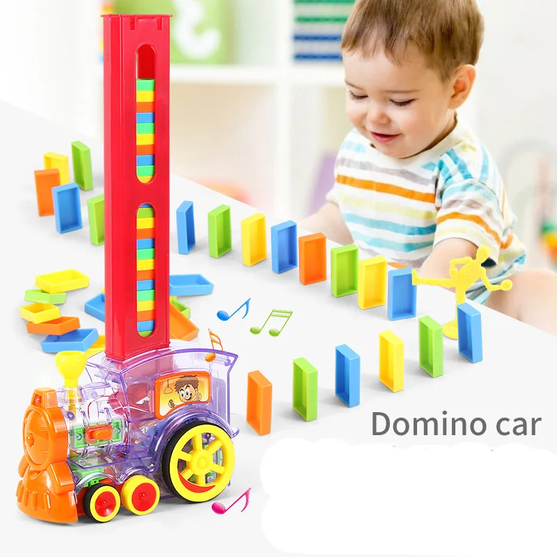 Domino Rally รถไฟไฟฟ้าของเล่นพร้อมไฟและเสียงเด็กของขวัญสีแดงและโปร่งใส Building Blocks ยานพาหนะการศึกษา