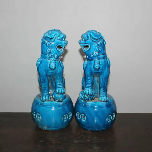 Par antiguo chino marcado de porcelana esmaltada azul, estatuas de perros Foo, perros guardia tradicionales para decoración del hogar