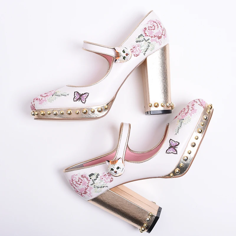 Scarpe da sposa in pelle bianca con ricamo rosa Mary Janes décolleté con fibbia a gatto décolleté con tacco grosso dorato scarpe eleganti Bridals