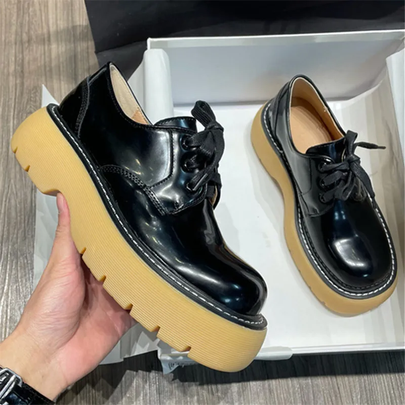 

Кроссовки женские из лакированной кожи, толстая подошва, платформа, на шнуровке, повседневные, стиль ретро, черные