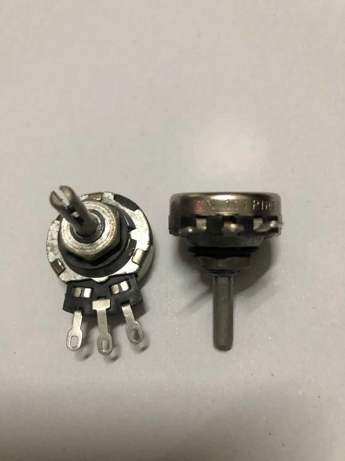 

Оригинальный новый 100% одиночный потенциометр 1000K, длина ручки 20 мм с резьбой гайки 1 м (ПЕРЕКЛЮЧАТЕЛЬ)