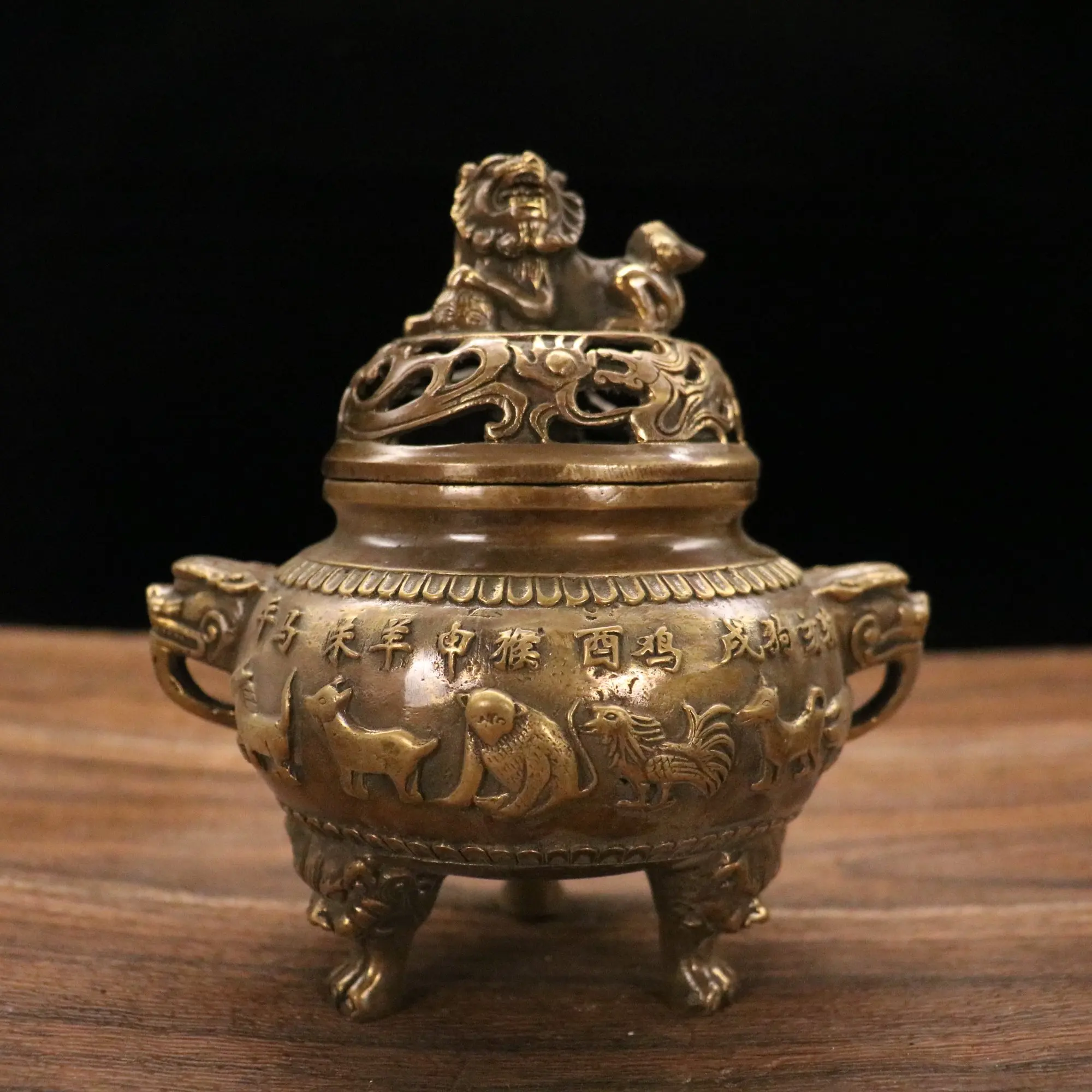 

6"Tibetan Temple Collection Old Brass Zodiac Lion cover Animal head Binaural Three-legged incense burner Gather wealth Office