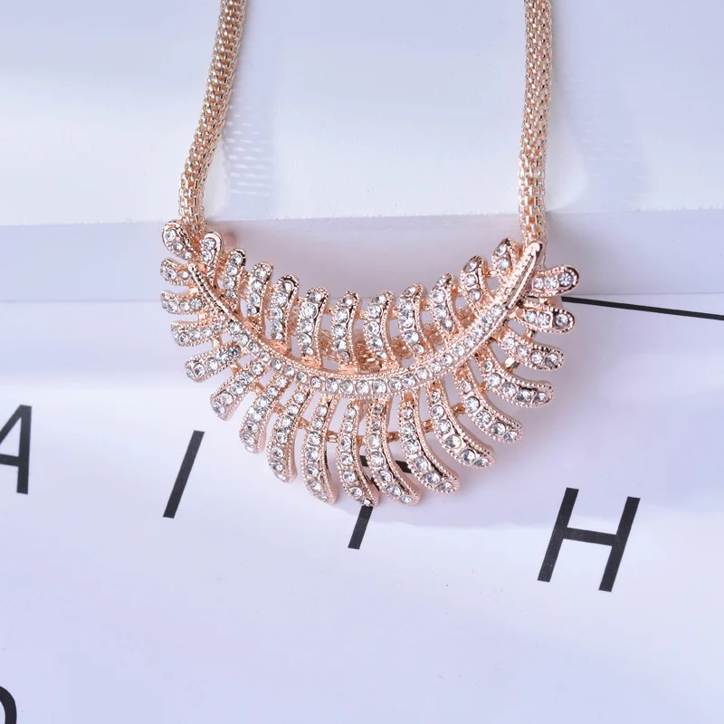 

2021 New Design Crystal feathered necklace with alloy leaf pendant collarbone chain necklace choker Jewelry