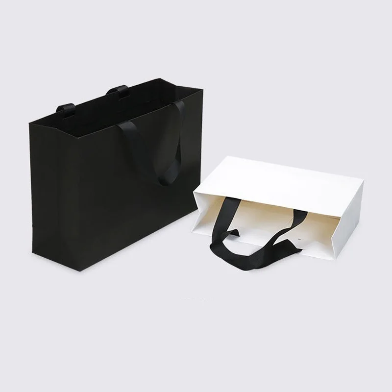 100pcs High quality Balck White kraft paper bag with handle wedding party bag Fashionable cloth shoes gift paper bags Wholesale