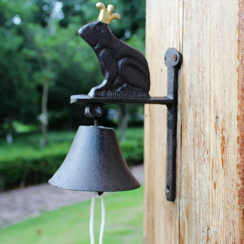 American Rural Rural Cast Iron Doorbell Welcome Wall Decoration Animal Image of Frog Prince with Bell in Front of the Door