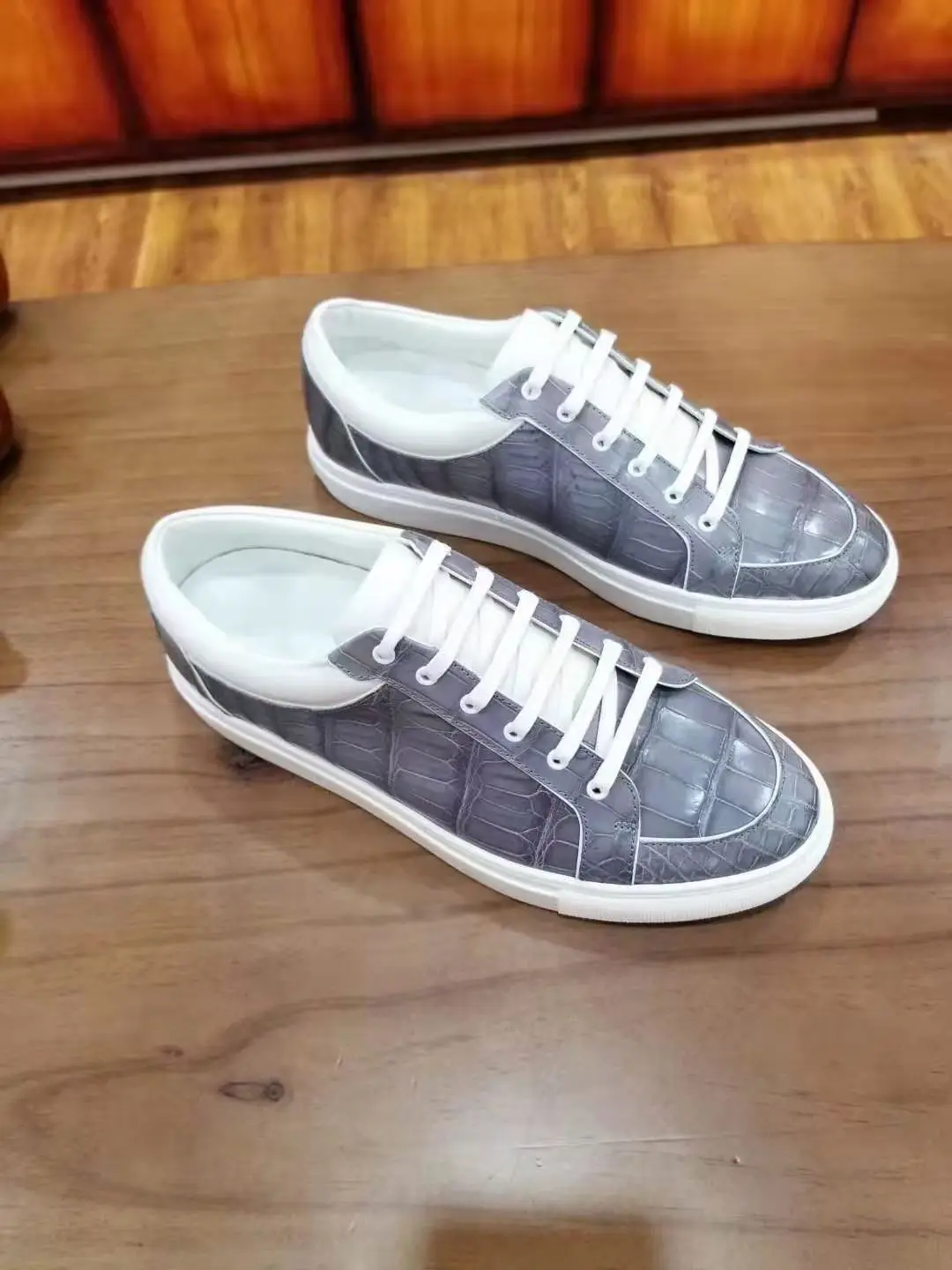 Zapatos de piel de cocodrilo auténtica para hombre, zapatillas de deporte a la moda, color gris claro, mocasines de ocio