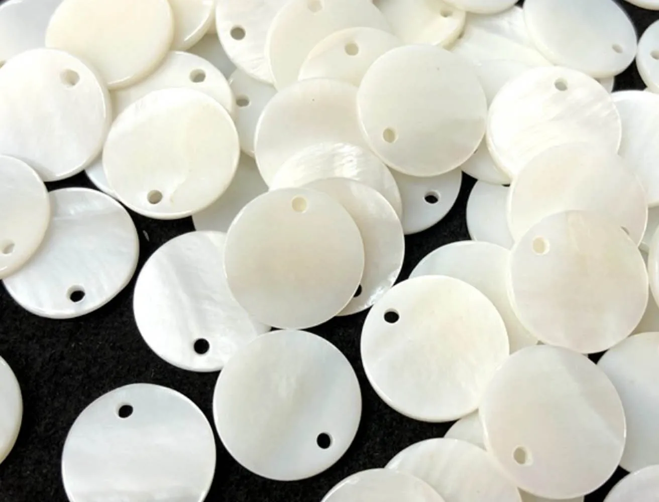 lot  50 PCS 20mm Round Flat Coin Shell Pure White Mother of Pearl Loose Beads Pendant Chams High Quality
