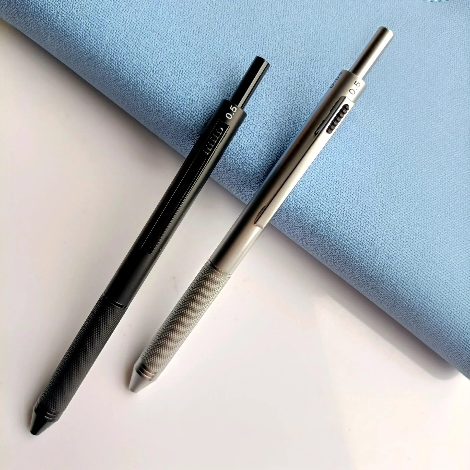 4-in-1 Mehrfarbige Metall-Kugelschreiber, 3 Farben Kugelschreiber, 1 automatischer Bleistift für Schule, Büro, Schreibbedarf, Schreibwaren, Geschenke – Detail 5