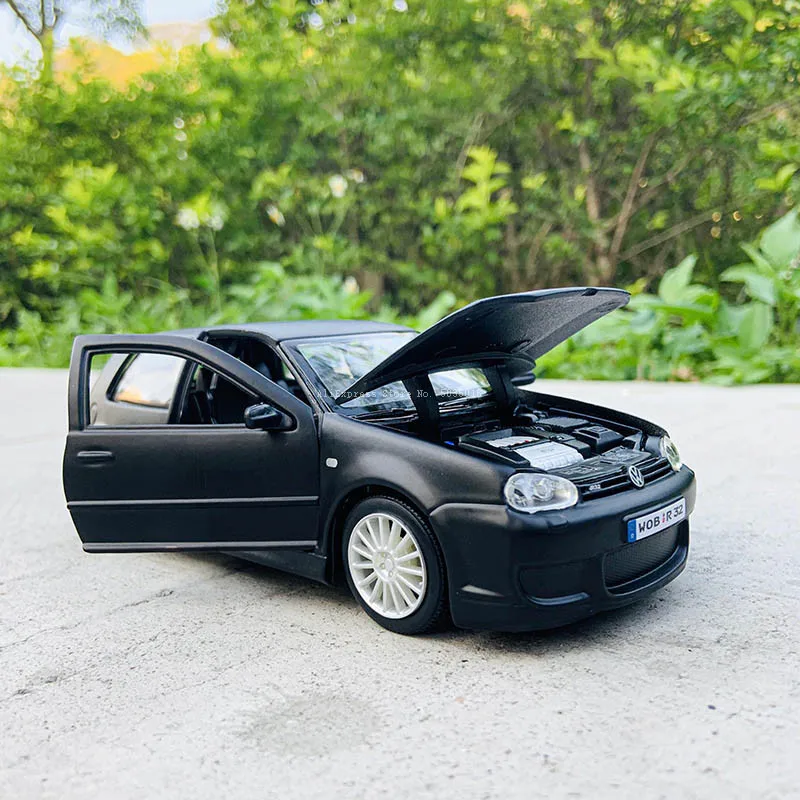 Maisto 1:25 Volkswagen Golf R32 simulation Die casting alloy car model crafts decoration collection toy tools gift