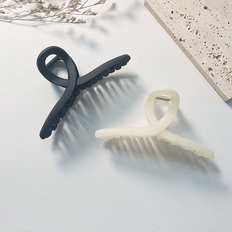 Oversized 13 cm solid color frosted cross-grabbing clip, simple temperament Hairpin on the back of the head claw clip