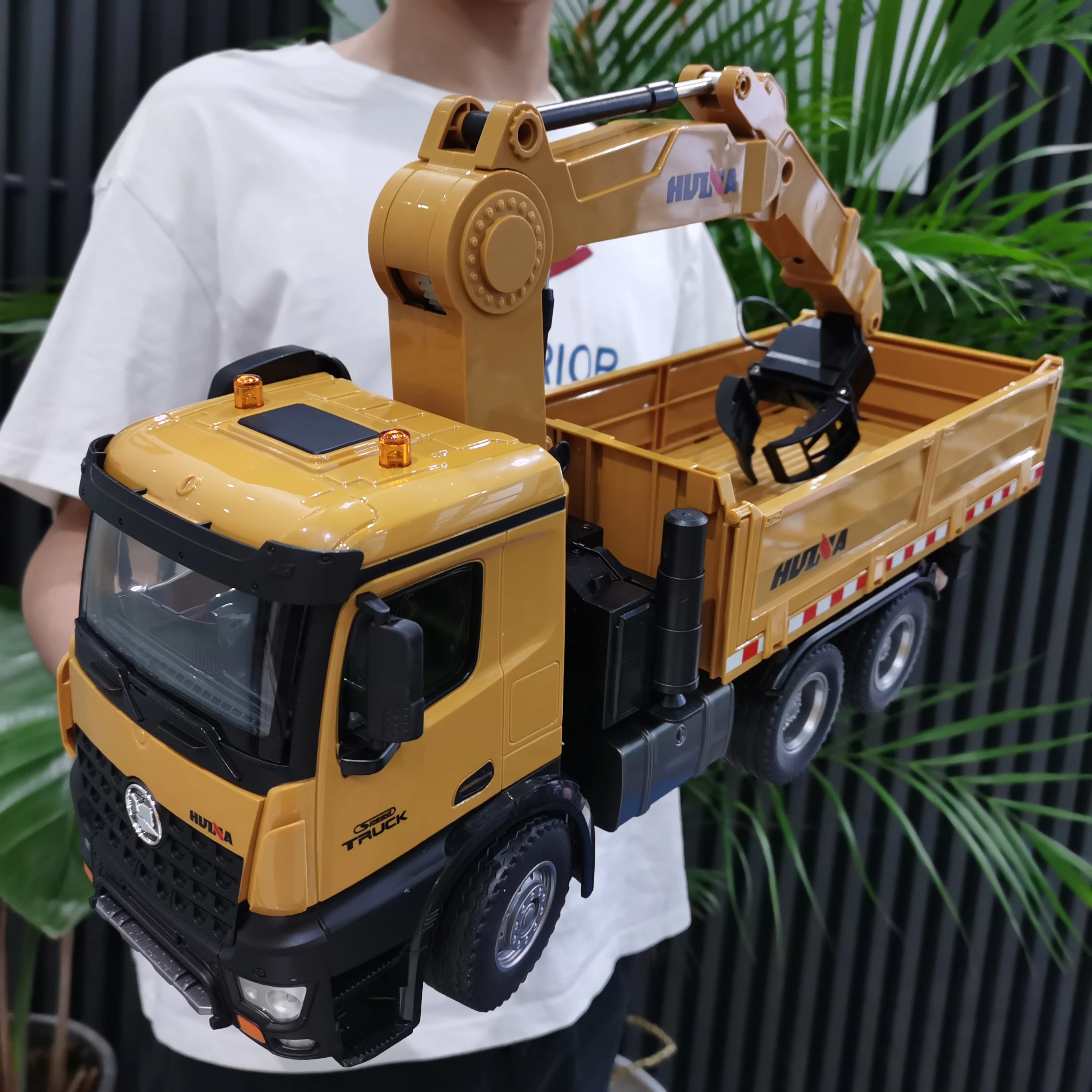 Huina 1/14 RC Kendaraan Rekayasa Remote Control Kayu Aloi Grapplo Dump Truck 26 Saluran Trailer Mobil Mainan untuk Hadiah Anak Laki-laki Xmas