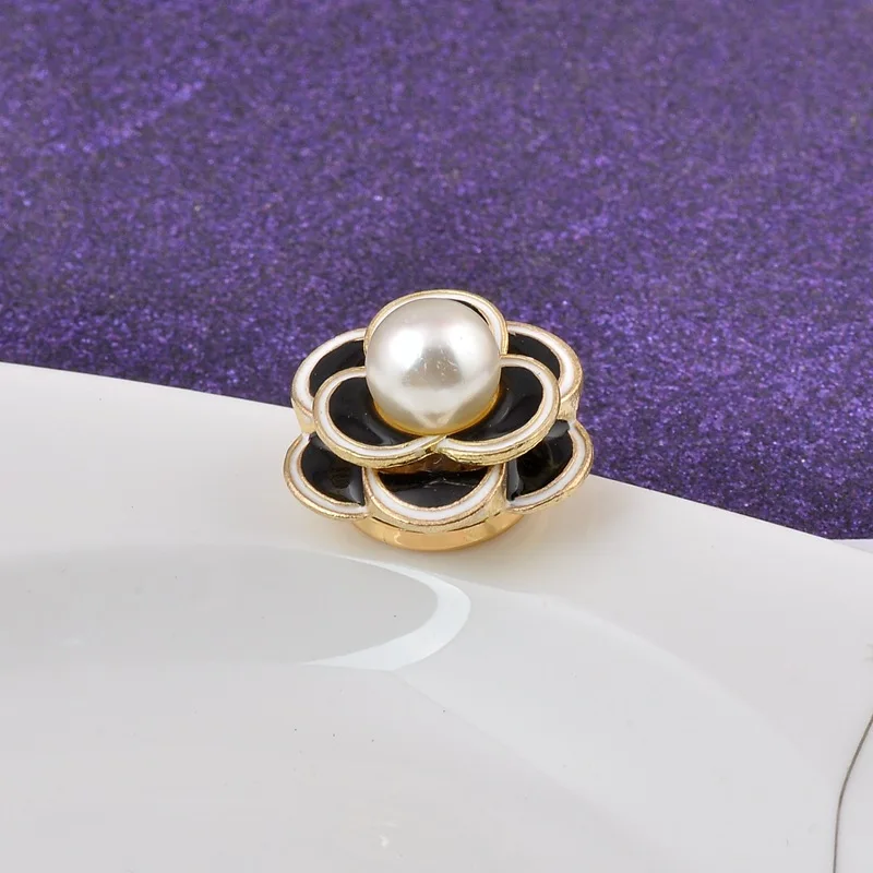 High-grade Camellia Flower Magnet Brooch Pearl Strong Metal Plating Magnetic No Hole Pin Brooches for Women Clothing Accessories