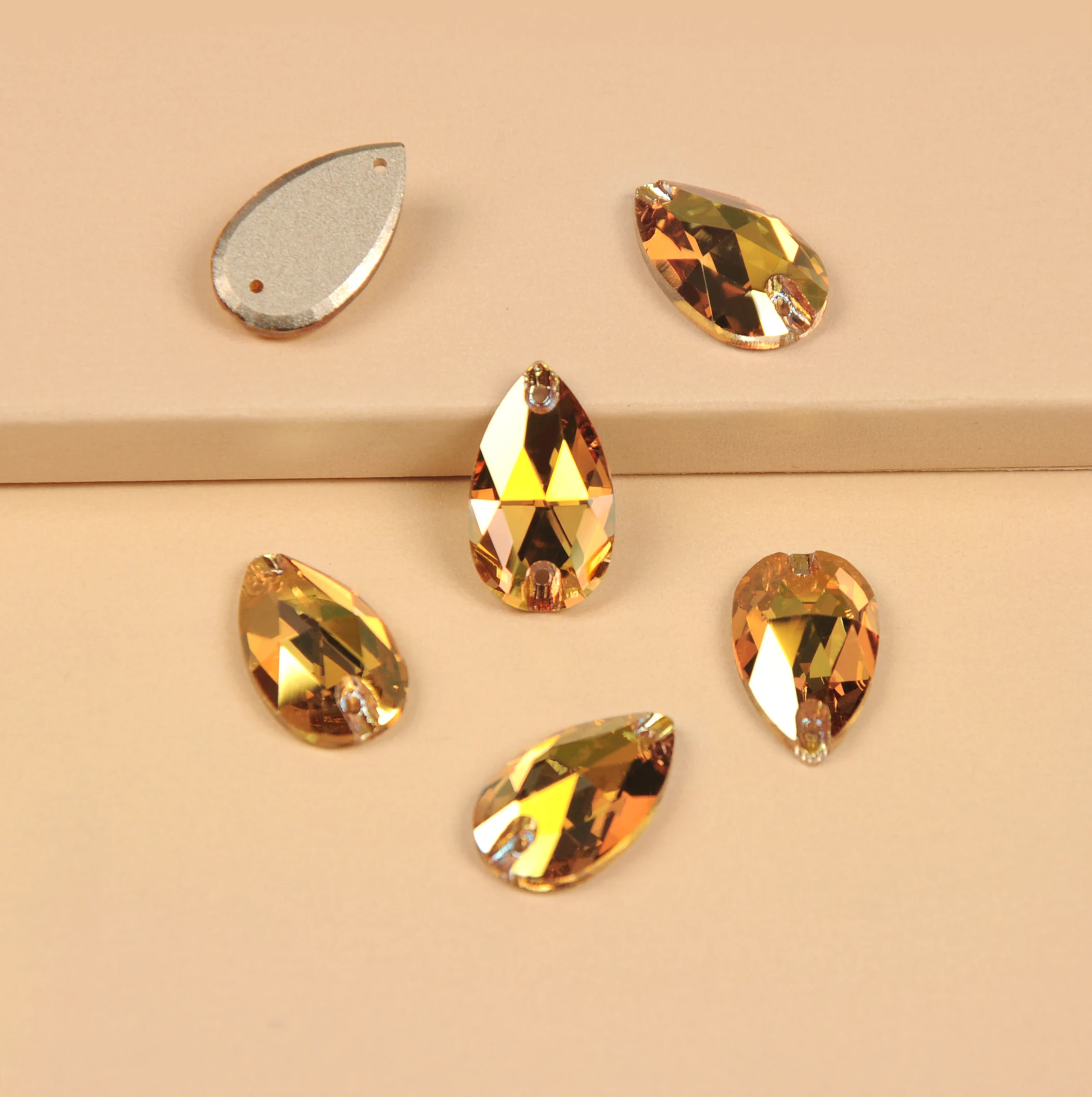 Glitzernde Kristallglas-Strasssteine in Sonnengold zum Aufnähen, Abstandssteine, Knöpfe für DIY-Kleidung und Schmuck – Detail 3
