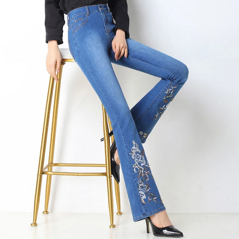 Damskie jeansy rozkloszowane w talii Vintage kobiety niebieska w kwiaty hafty kieszeń dżinsy dla mamy Skinny Stretch spodnie dżinsowe