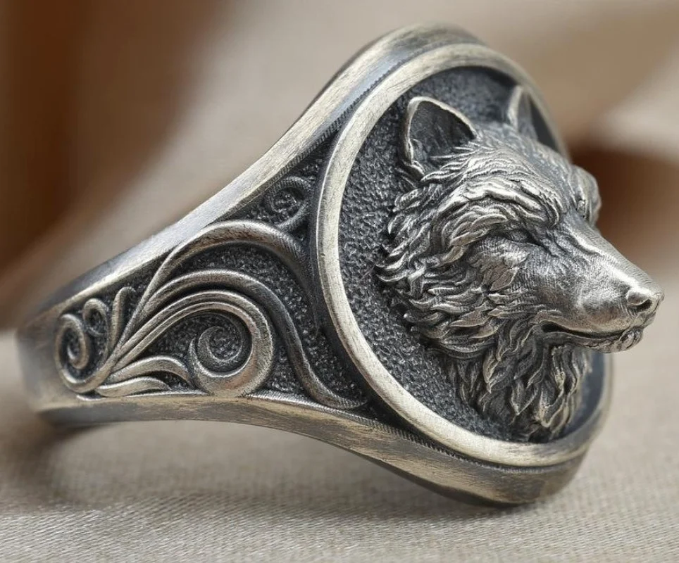 2024 Trend Elegant Silver Domineering Retro Wolf Totem Men's Ring Male Ring Cool Stuff Gothic Accessoriesmens Jewellery Wedding