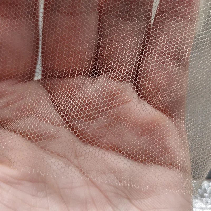 Materiały z siateczki francuskiej szwajcarskiej z dużymi otworami, przezroczyste, o wymiarach 47*36 cali, niewidoczne materiały z tiulu koronkowego.