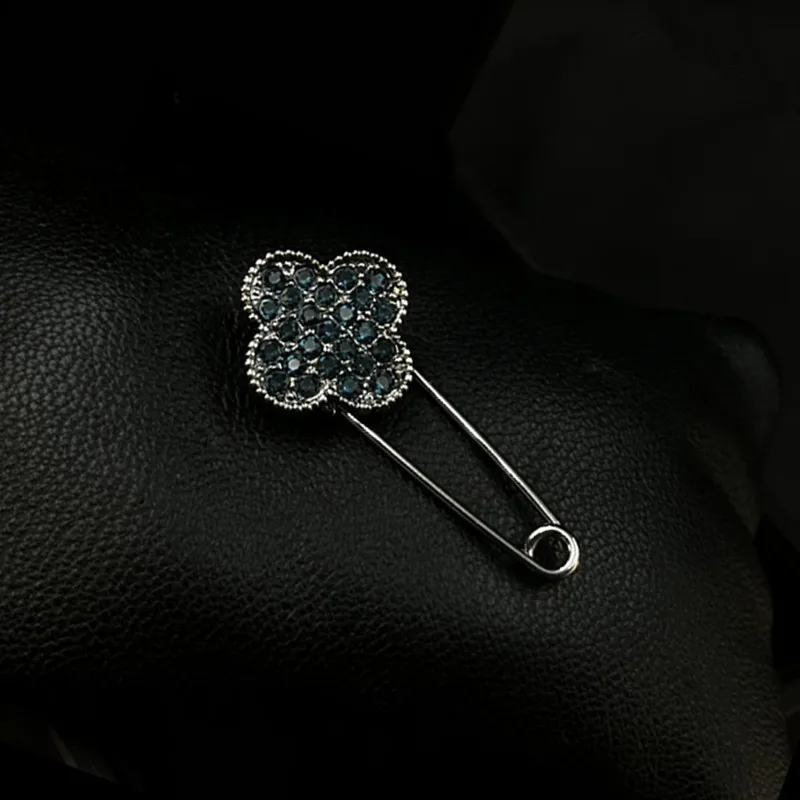 Four Leaf Clover Retro Brooch Luxury Sparkling Rhinestone Pin Elegant Coat Sweater Shawl Fashion Women Jewelry Accessories Gift