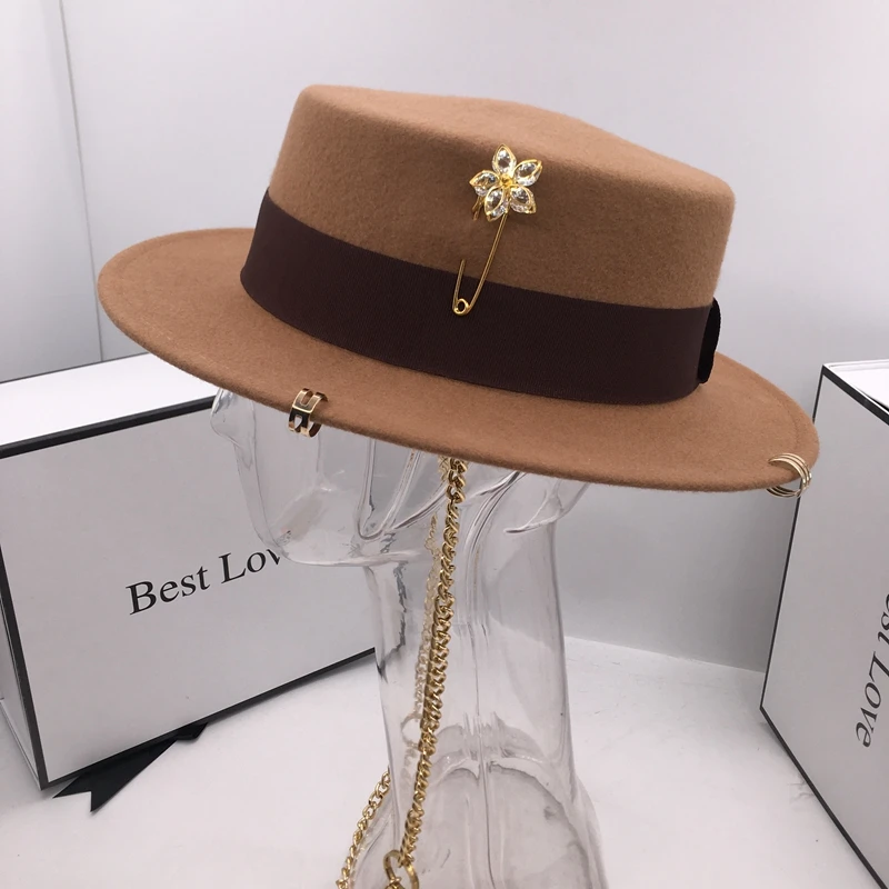 Black cap female British wool hat fashion party flat top hat chain strap and pin fedoras for woman for a street-style shooting