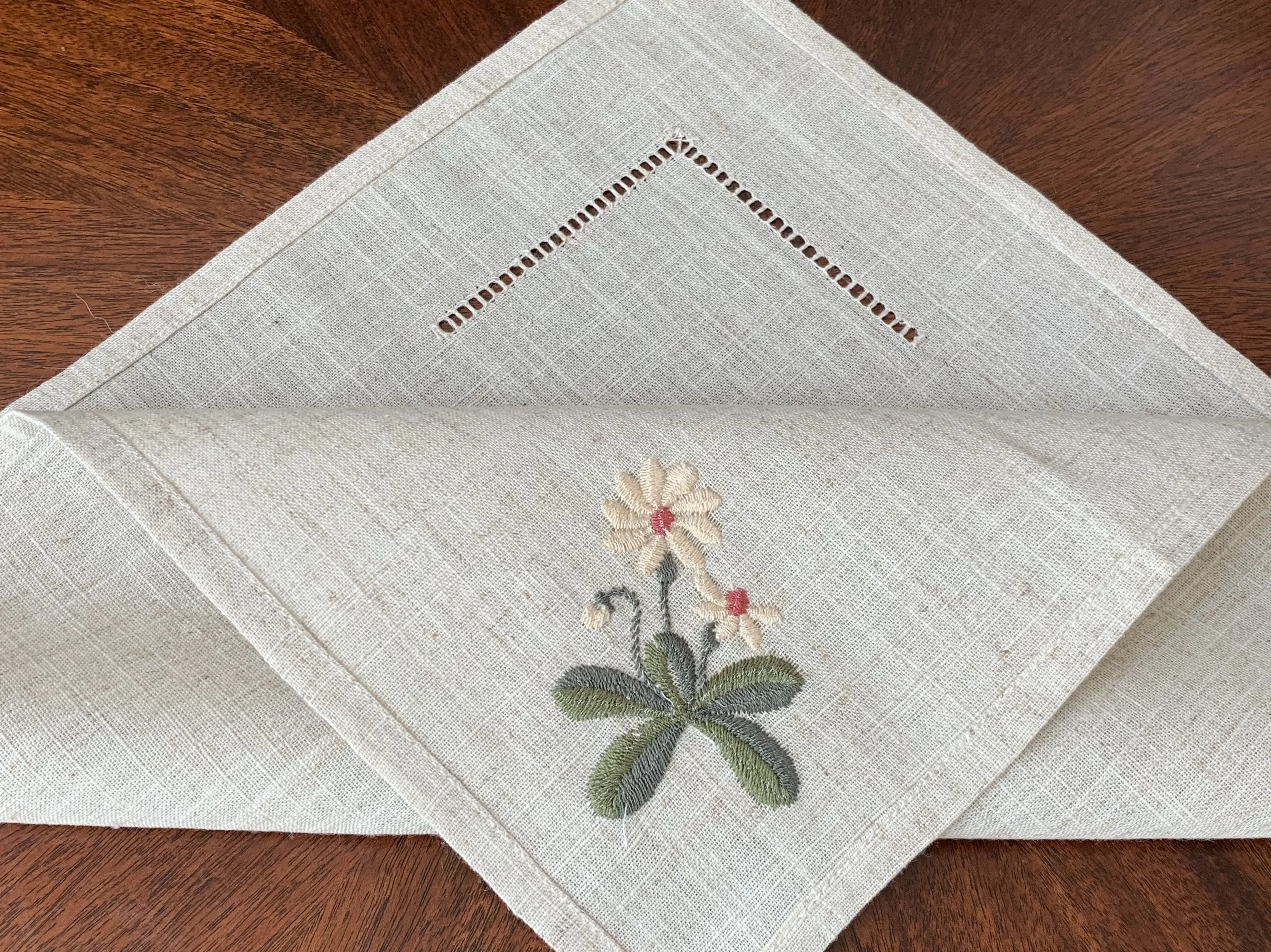 @Varieties flower,  Garden Embroidered linen look napkins, placemats, table mats, Hotel, airbnb, restaurant 40x40cm