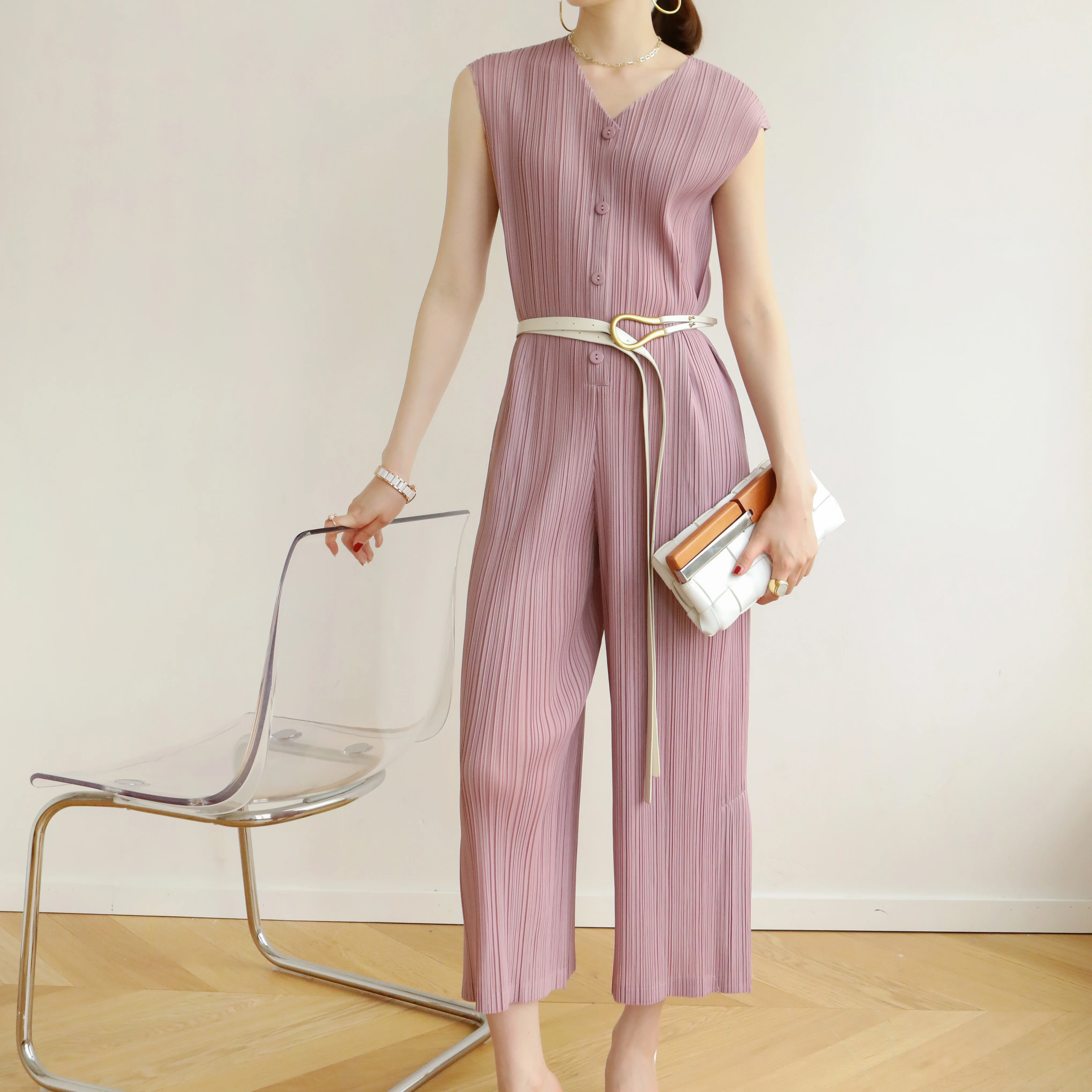 The manufacturer directly supplies summer style Miyake pleated light luxury V-collar western-style large size slim slim jumpsuit