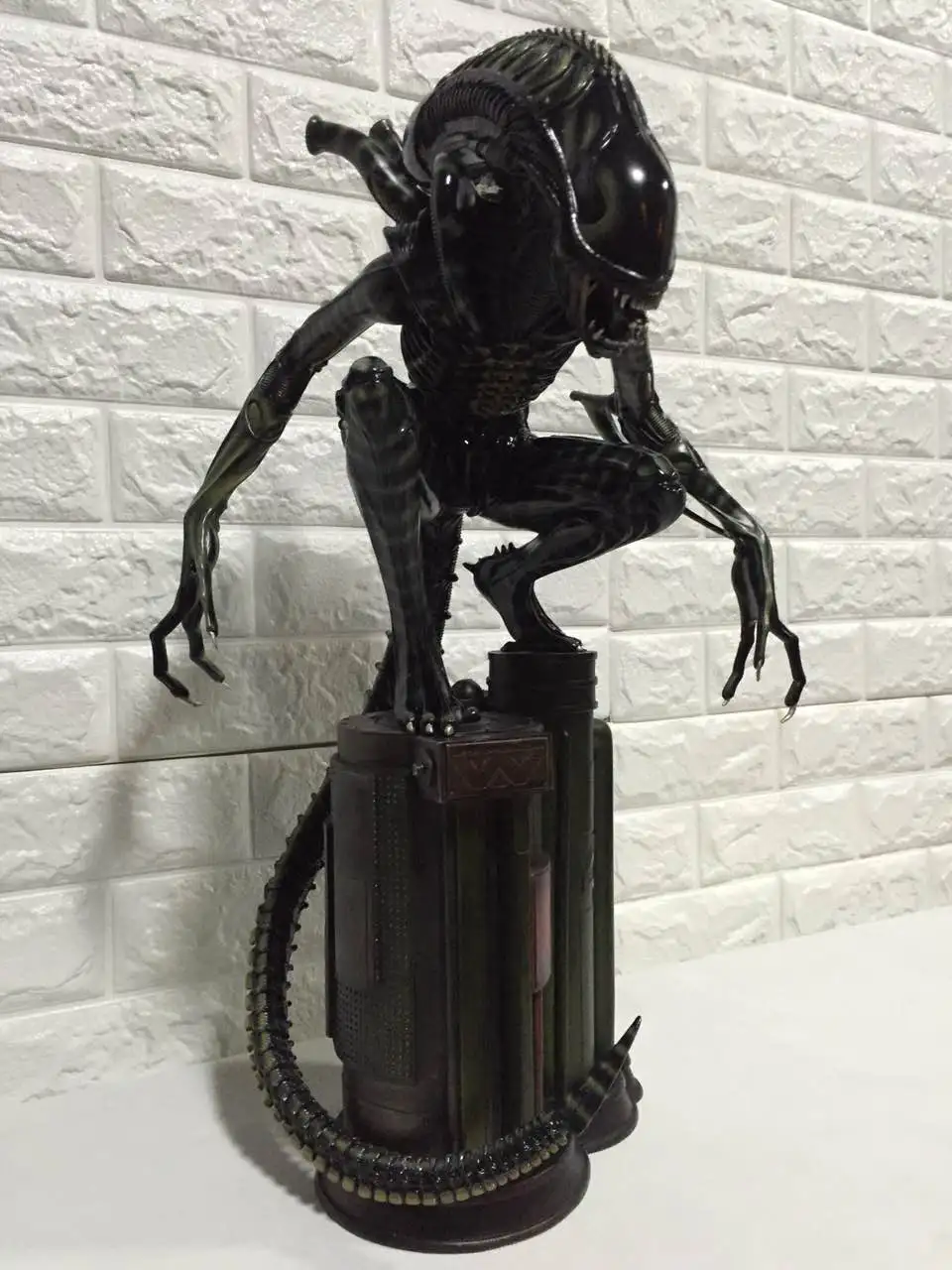 HOT SALE 1:4 scale Alien vs Predator 60cm Felt a crouching like AVP Alien Warrior hand model furnishing articles