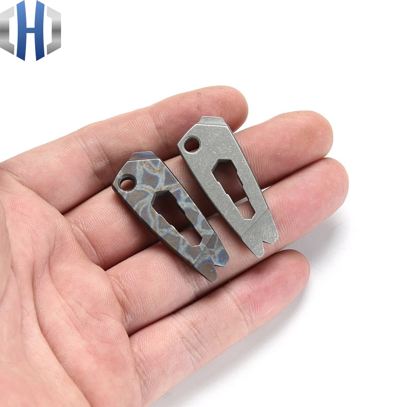 Multi-Function Titanium Alloy EDC Gadget Keychain จี้ Hang Buckle แขวนกลางแจ้งไขควง