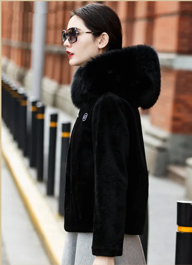 

Women Real Sheep Fur Coat Large Natural Fox Fur Collar Hooded Short Genuine Fur Jacket Winter Warm Coats Outerwear YQ853