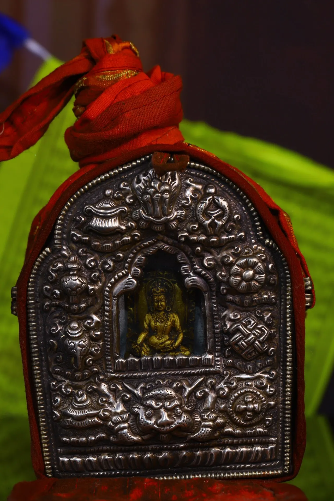 

5"Tibetan Temple Collection Old Tibetan Silver Cinnabar Yellow Jambhala Yellow God of Wealth Buddha Gawu Box Town House Exorcism