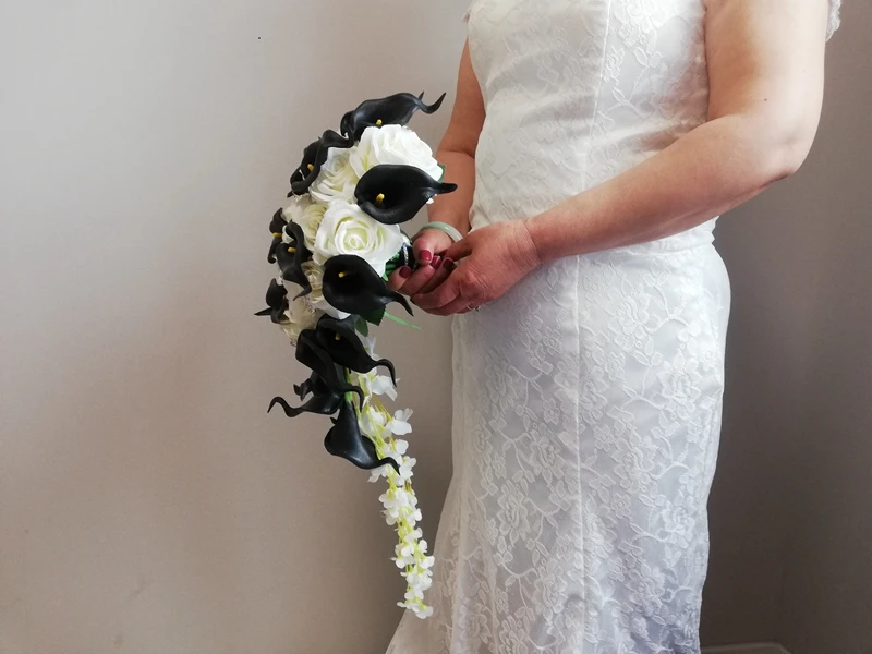 New Fashion White Roses Mix With Black Calla Lilies Crystal Cascading Wedding Bouquet Ramos de Novia Ramos de Novia En Cascada