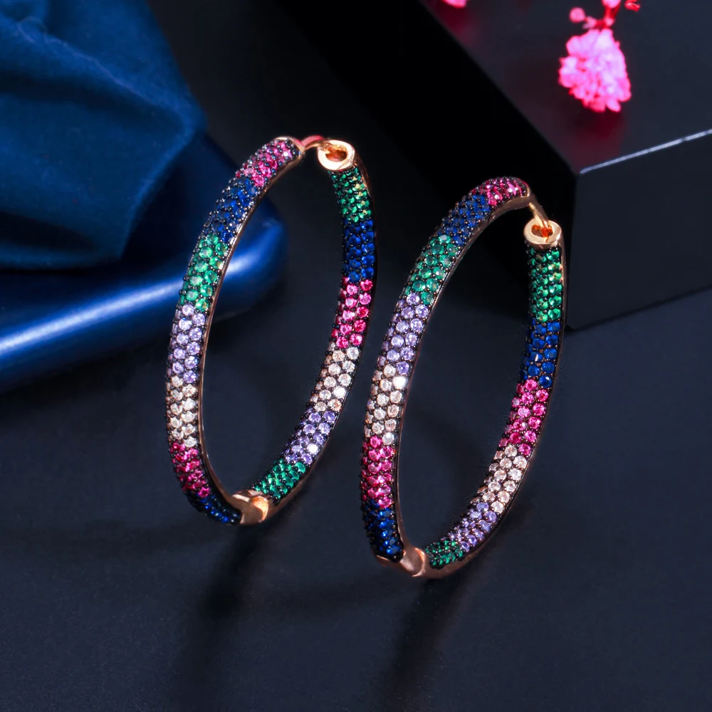 CWWZircons Trendige zweifarbige Regenbogen-Zirkon-Kreis-Creolen für Damen, Schmuck, Hip-Hop, Pendientes Mujer, Großhandel E0440 – Detail 3