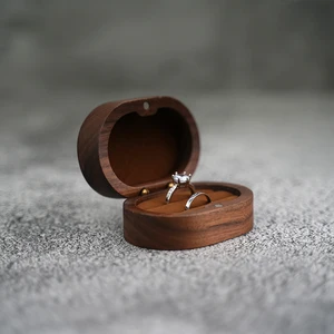 Caja de anillo de madera de compromiso matrimonial para la boda propuesta personalizada de anillo grabado 8 Mejor caja de ring de madera de ventas - №8