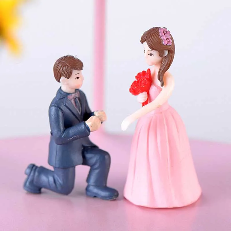 2 PCs Micro Landscape Cute Cartoon Proposal Couple Ornaments  Cake Decoration Plastic European-Style Small Jewelry Wedding Gift